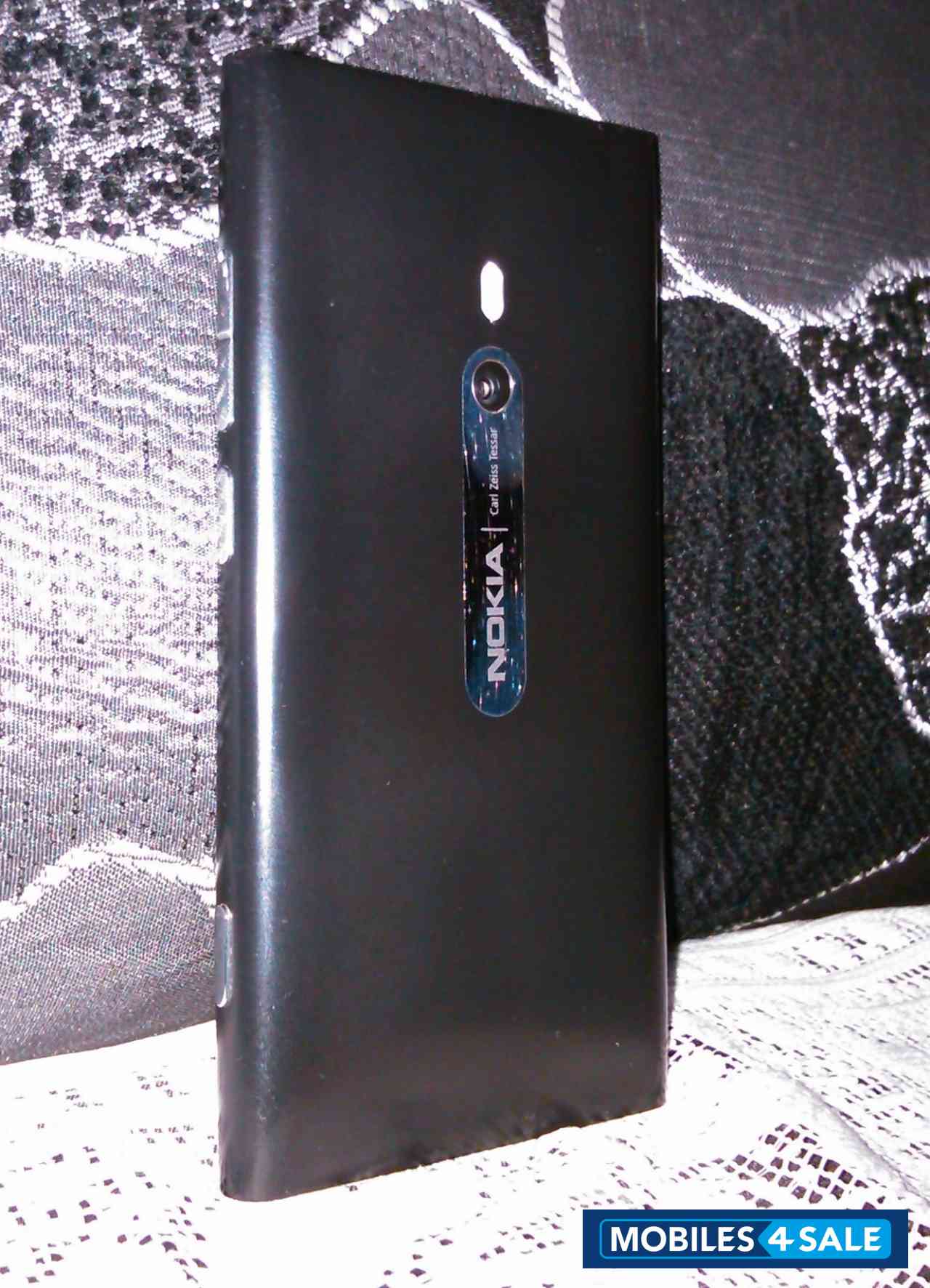 Black Nokia Lumia 800
