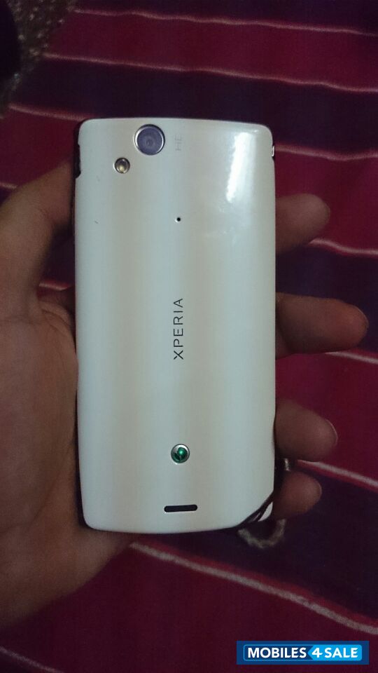White Sony Ericsson Xperia arc S