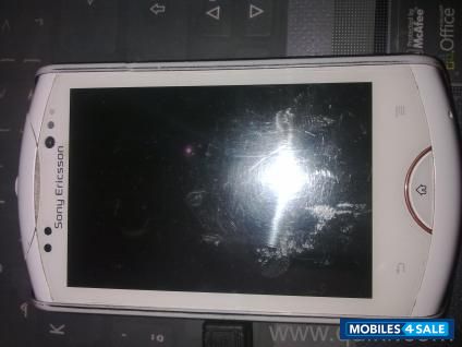 White Sony Ericsson WT19i live with walkman White Sony Ericsson WT19i live with walkman