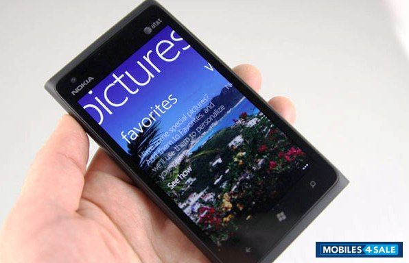 Black Nokia Lumia 900