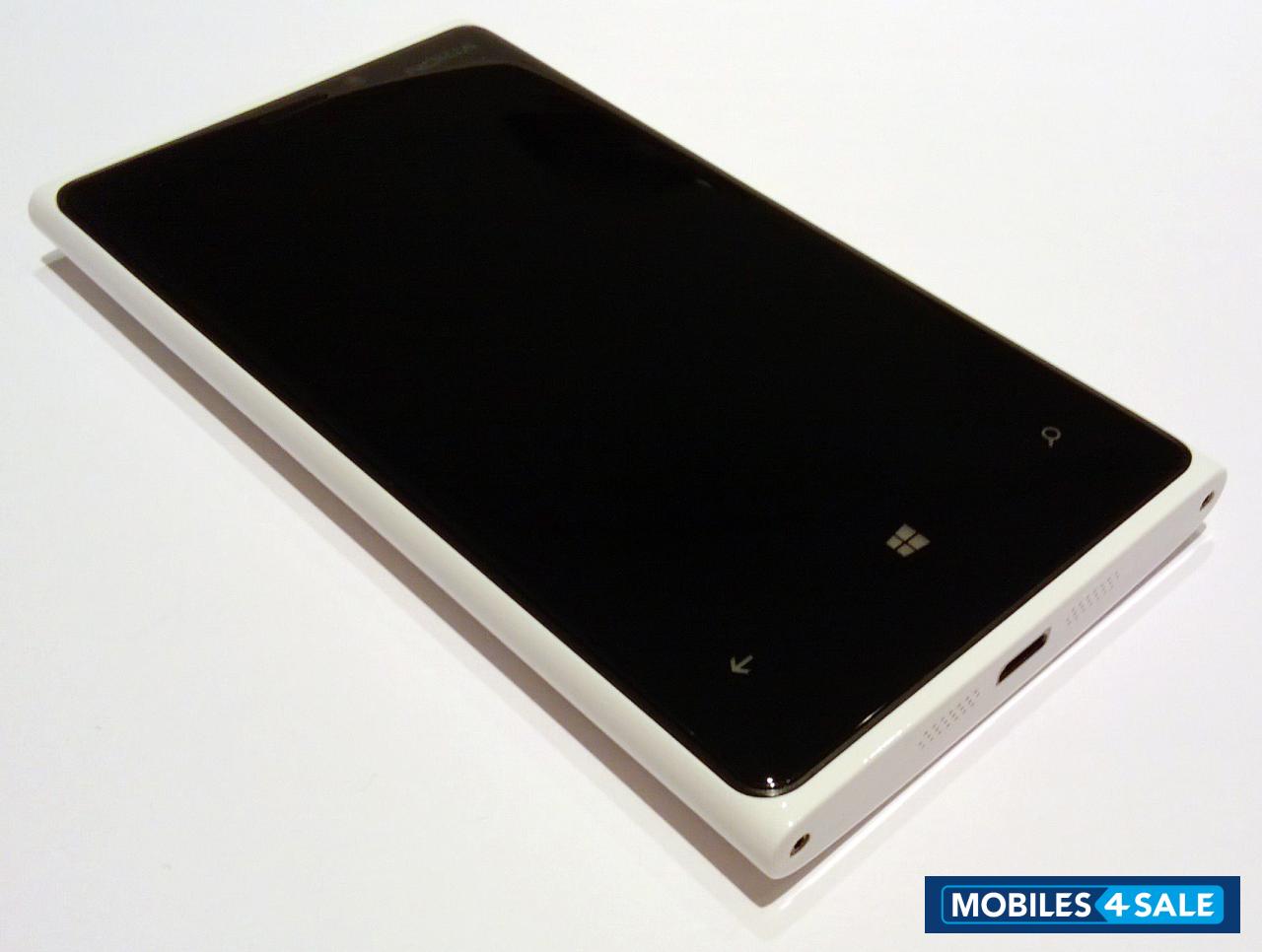 White Nokia Lumia 920