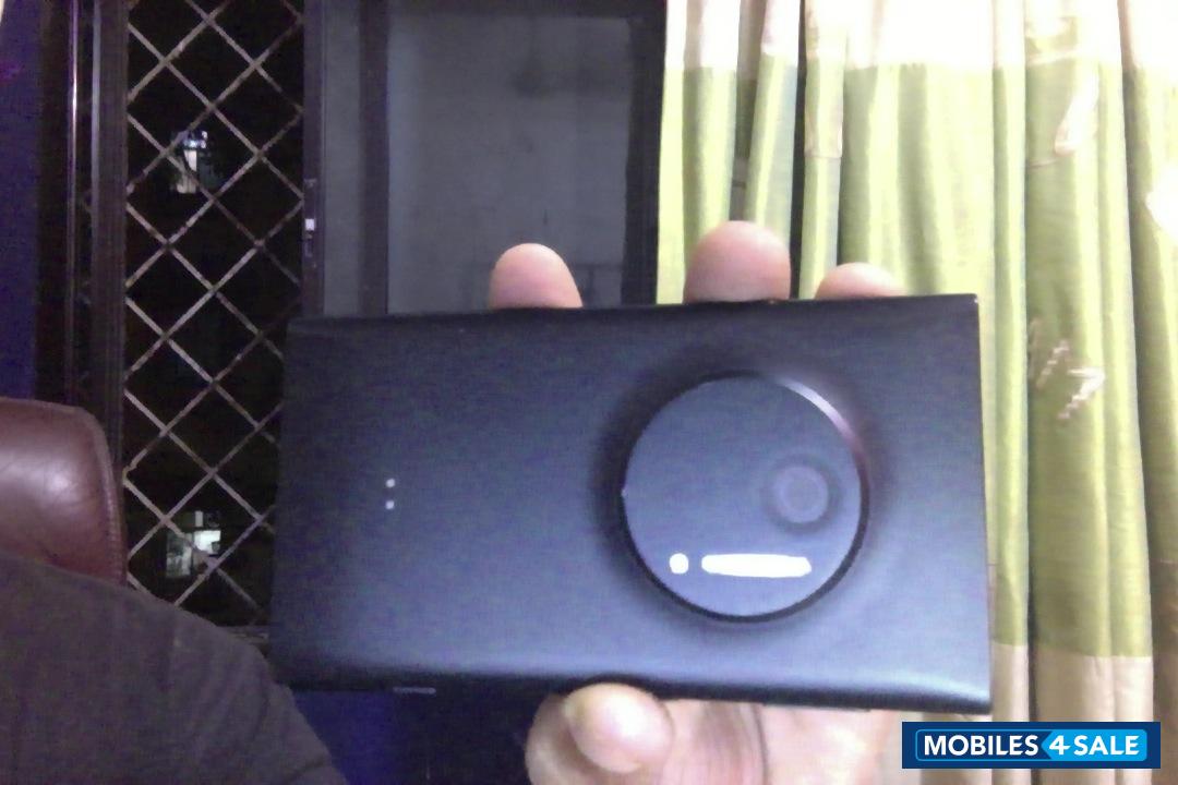 Black Nokia Lumia 1020