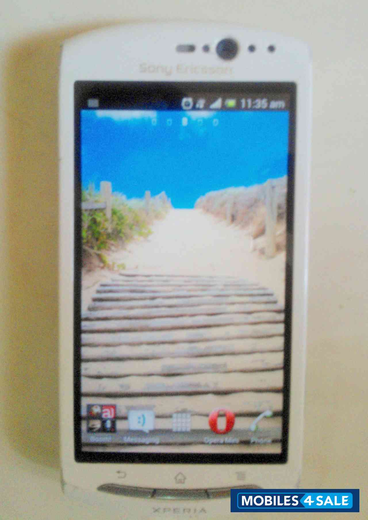 White Sony Ericsson Xperia neo V