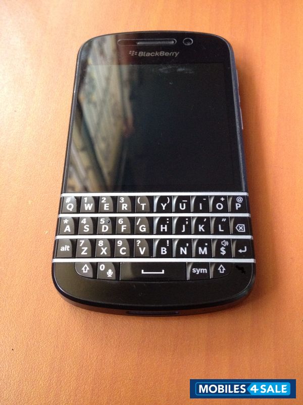 Black BlackBerry Q10 Black BlackBerry Q10