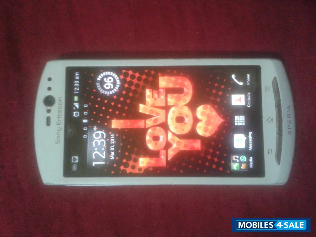 White Sony Ericsson Xperia neo V