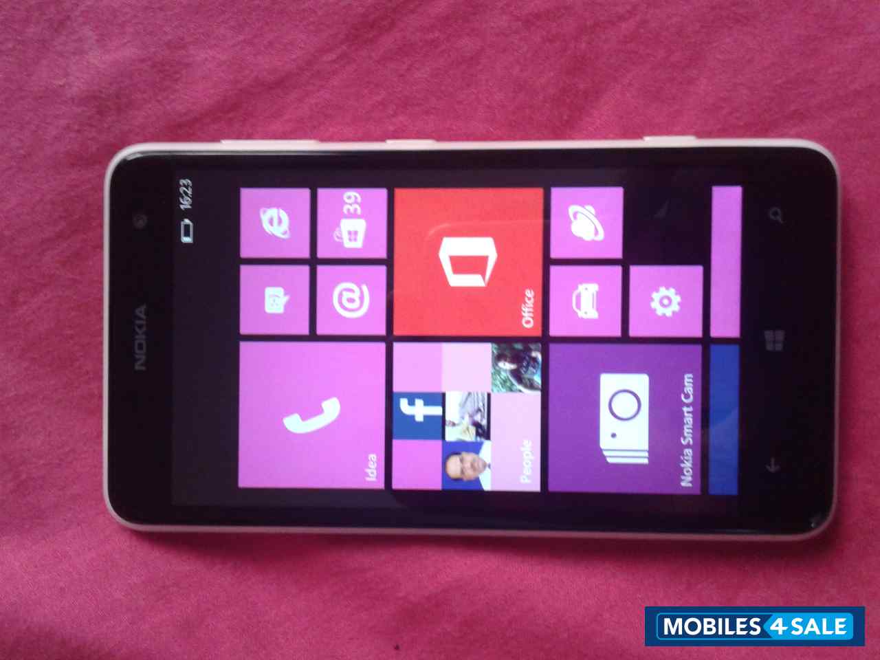 White Nokia Lumia 625