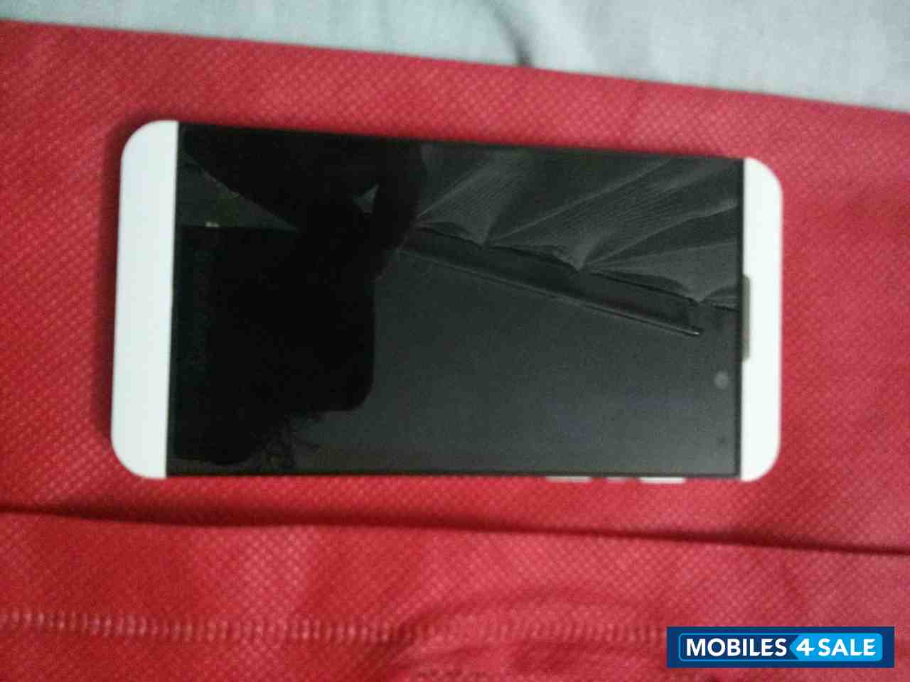 White BlackBerry Z10