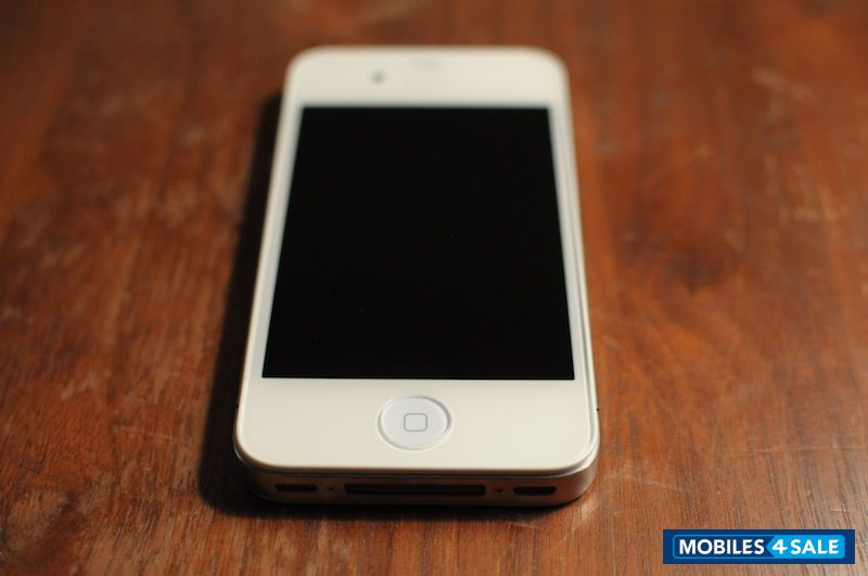 White Apple iPhone 4S