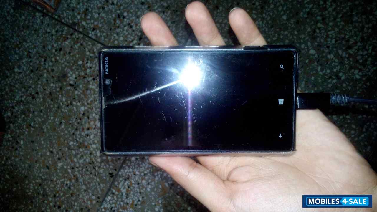 Black Nokia Lumia 820