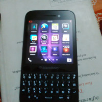 Black BlackBerry Q5
