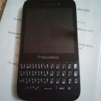Black BlackBerry Q5