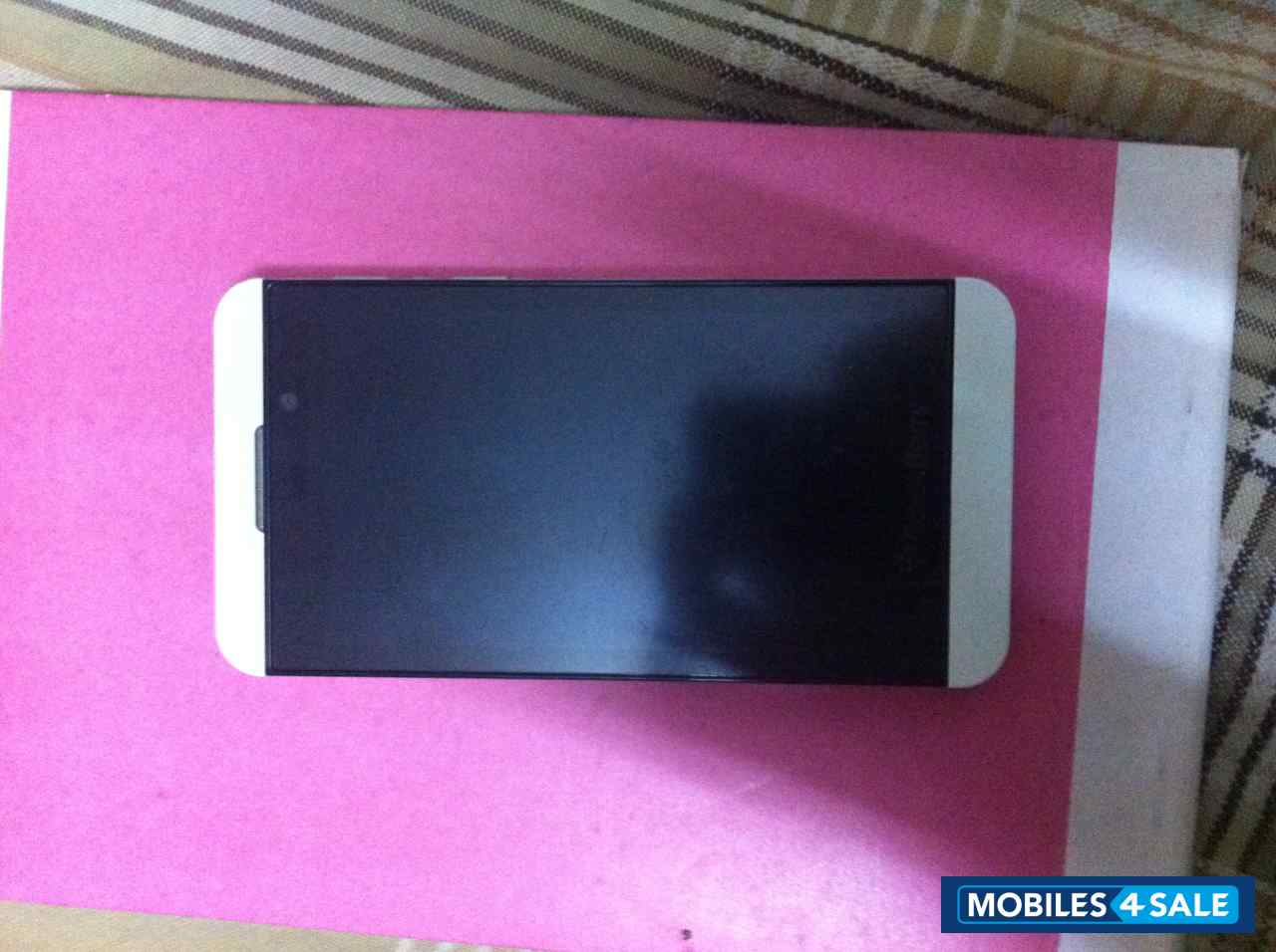 White BlackBerry Z10