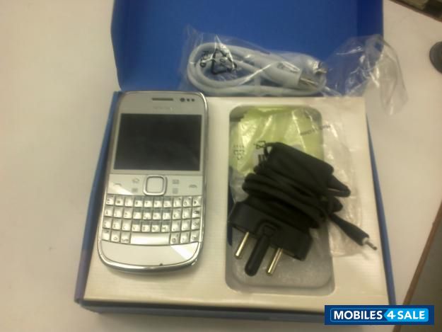 While Nokia E6 Touch n Type