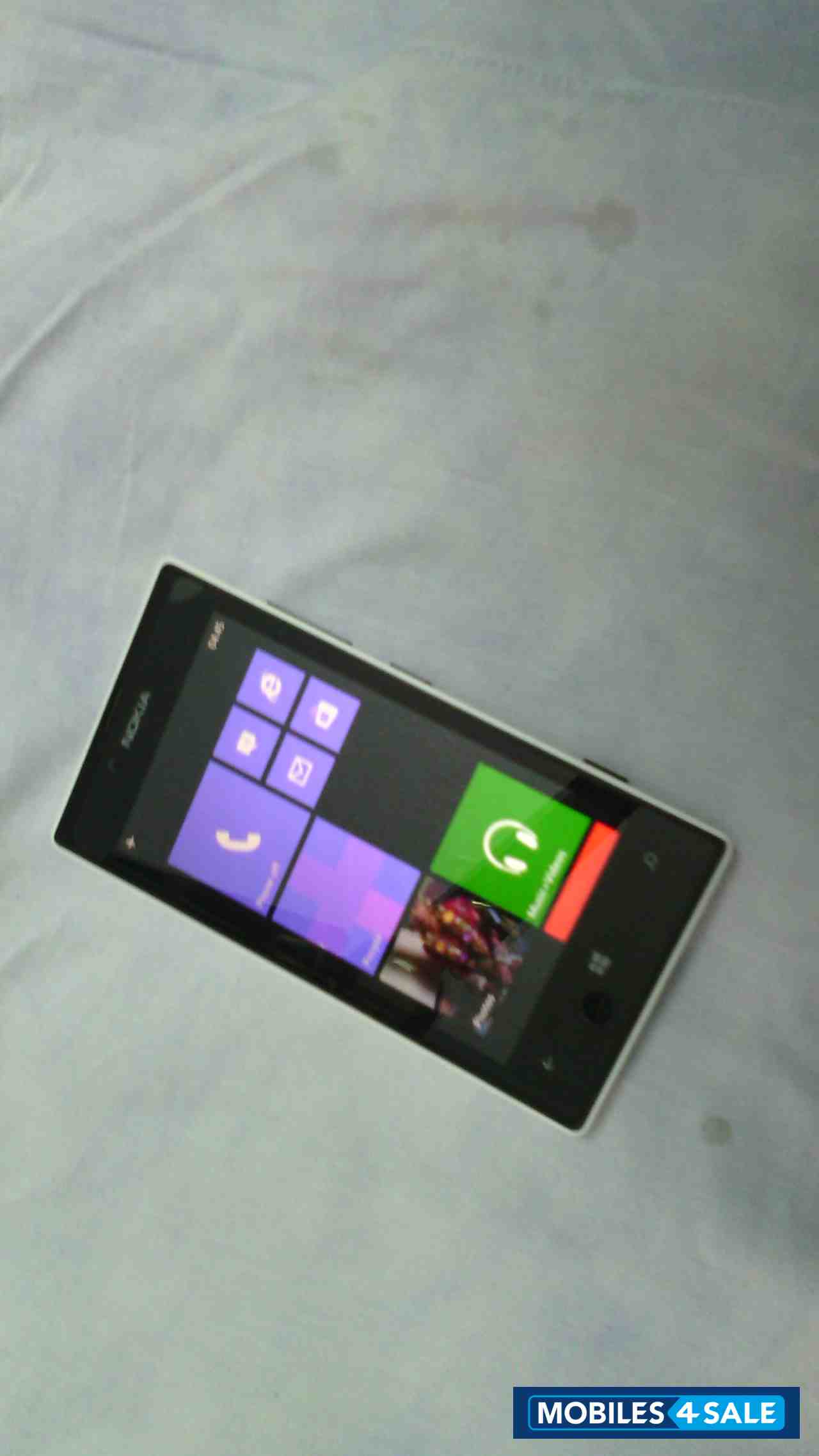 White Nokia Lumia 520