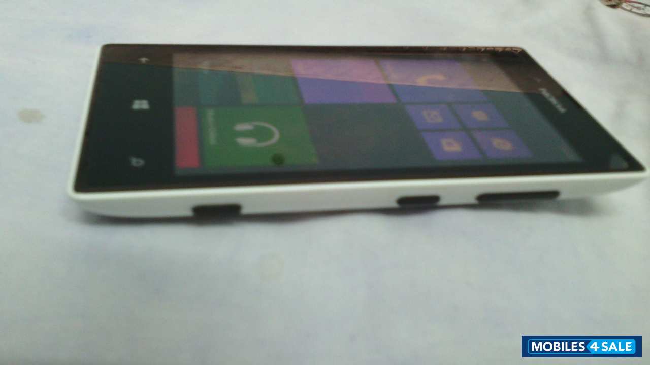 White Nokia Lumia 520