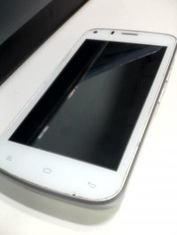 White Gionee Pioneer P3