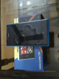 Cyan Nokia Lumia 720