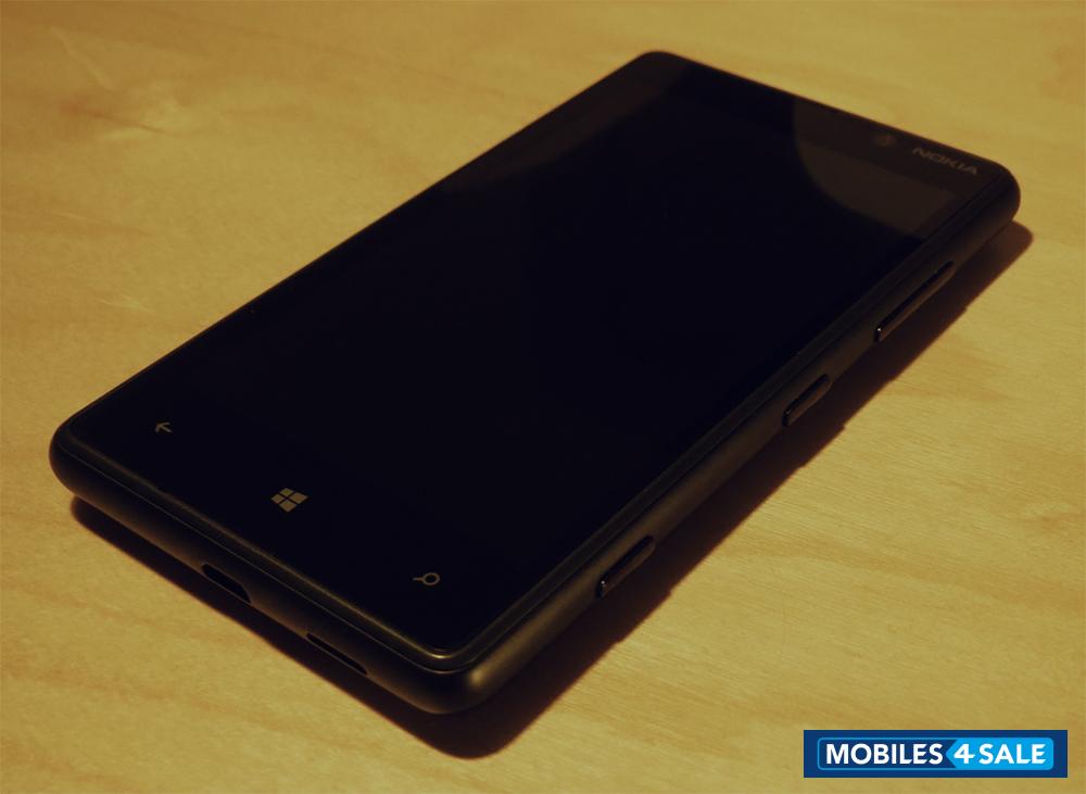 White Nokia Lumia 820