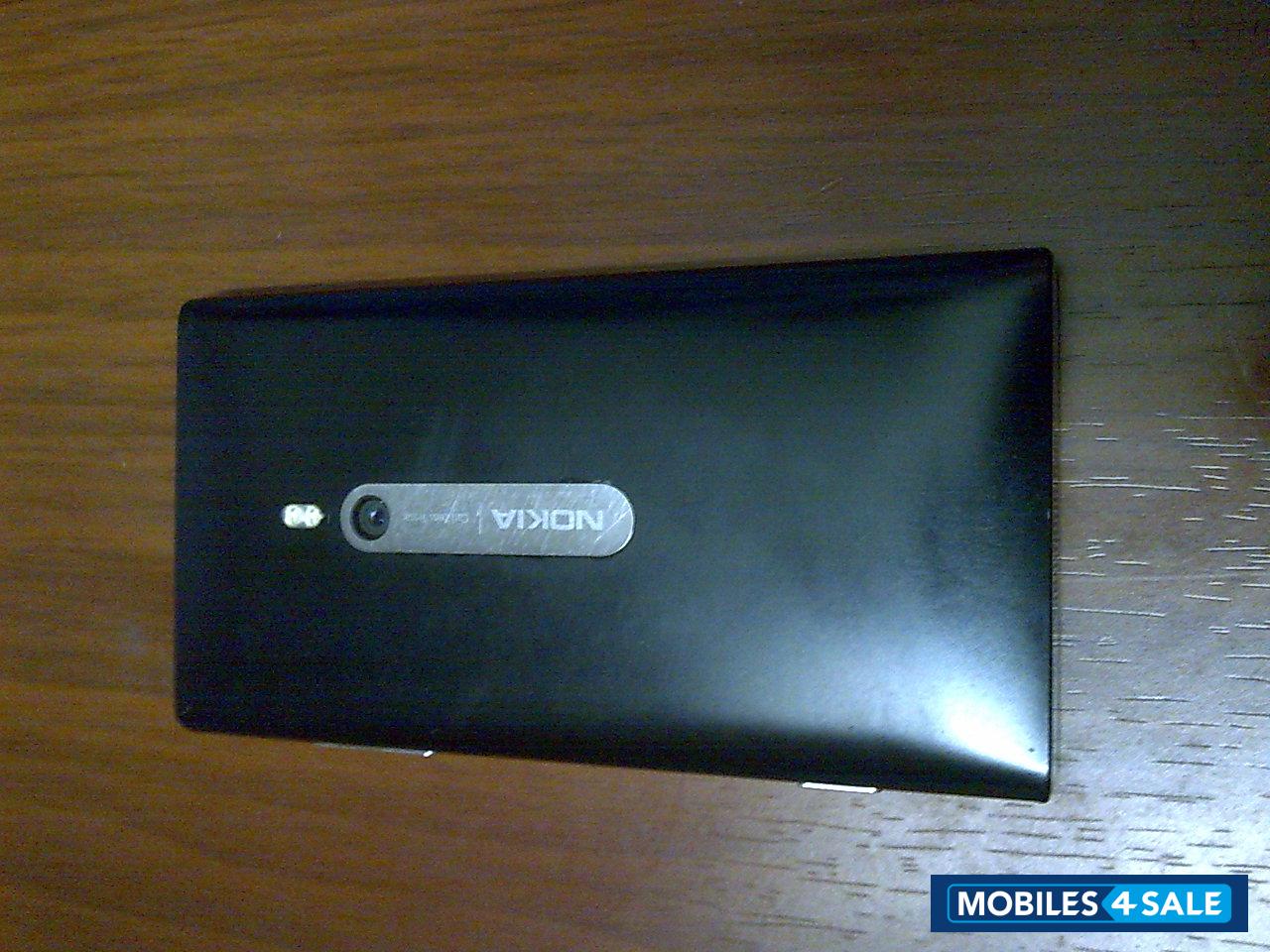 Black Nokia Lumia 800