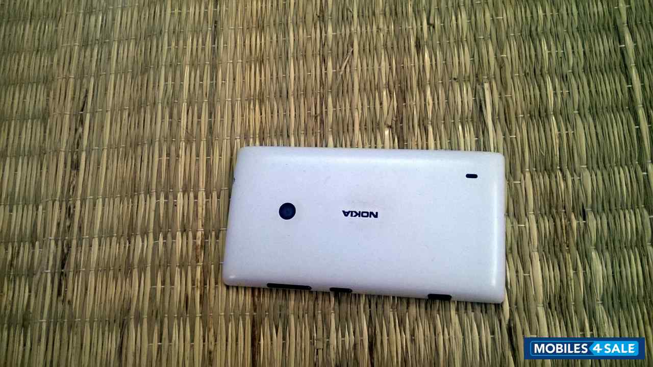 White/yellow Nokia Lumia 520