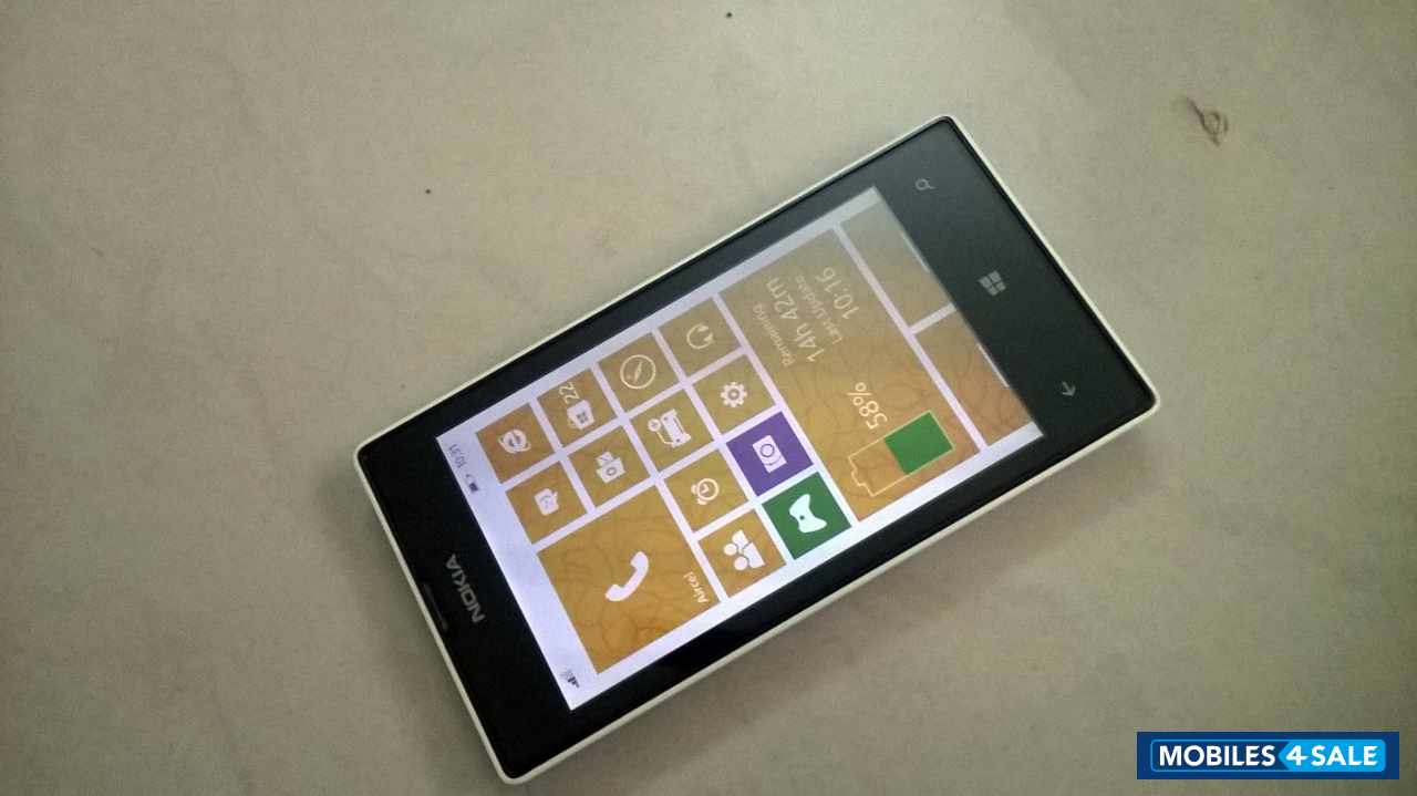 White/yellow Nokia Lumia 520