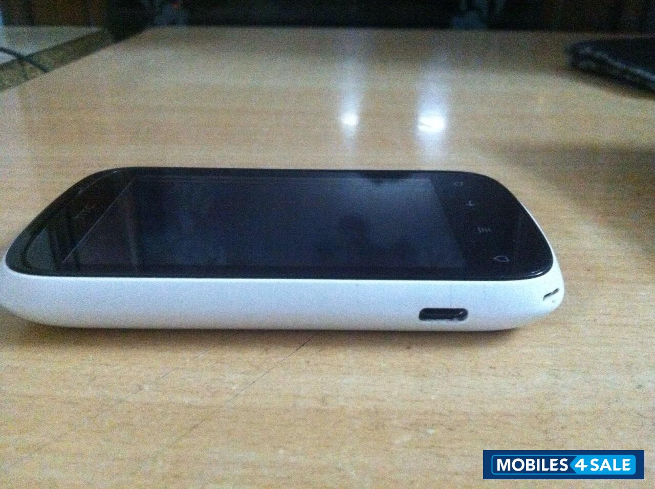 White HTC Explorer White HTC Explorer