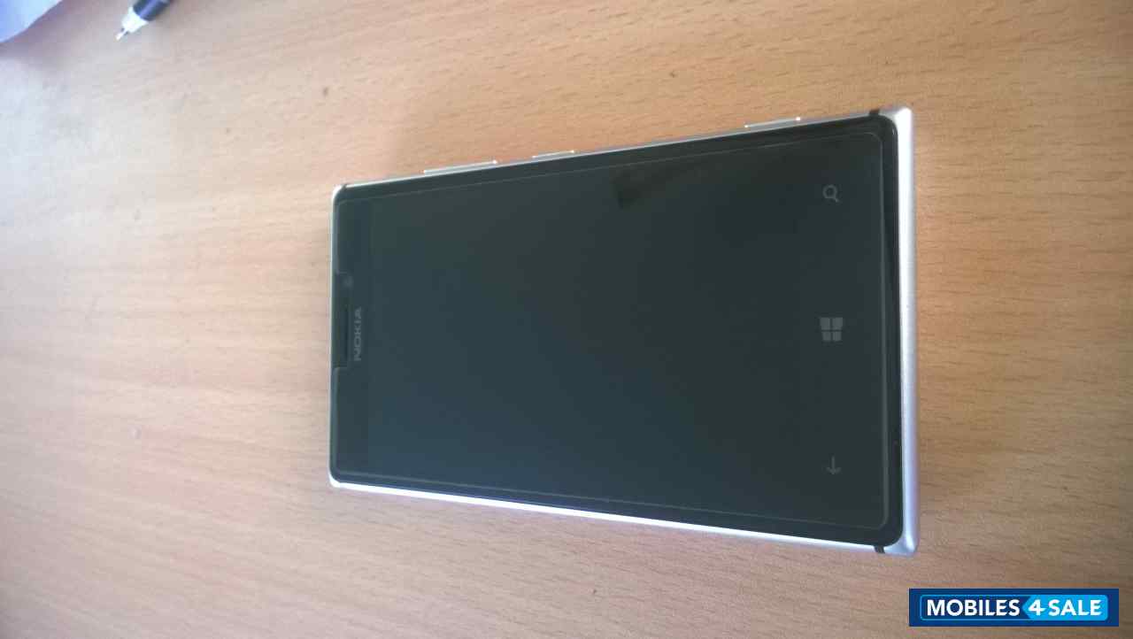 White Nokia Lumia 925