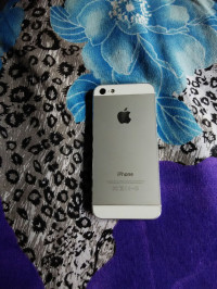 White Apple iPhone 5